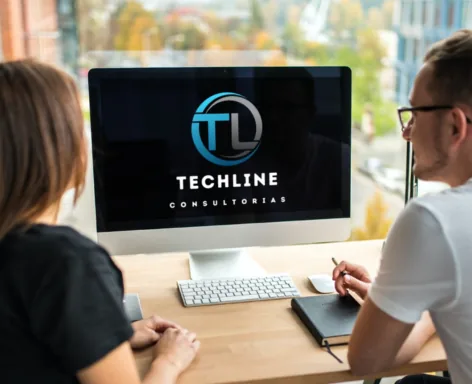 Profissionais em conversa diante de computador